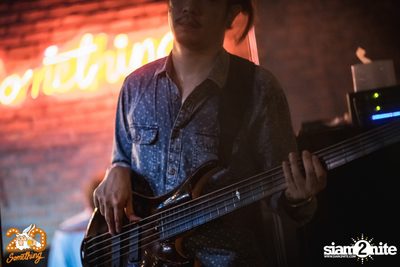 Phum Viphurit at 20Something Bar — photo 56