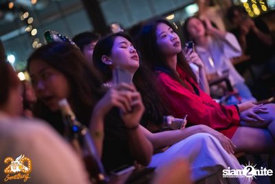 Phum Viphurit at 20Something Bar — photo 57