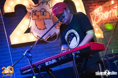 Phum Viphurit at 20Something Bar — photo 66