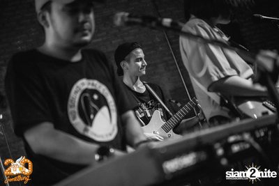 Phum Viphurit at 20Something Bar — photo 75