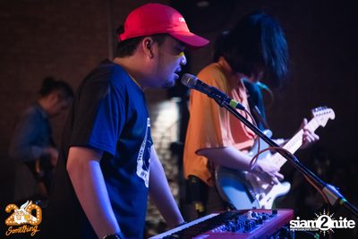Phum Viphurit at 20Something Bar — photo 78