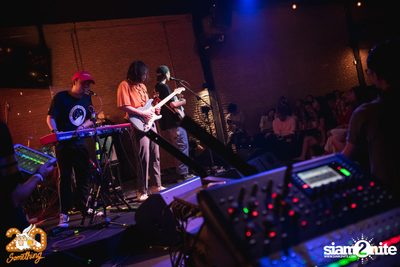 Phum Viphurit at 20Something Bar — photo 79