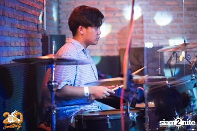 Phum Viphurit at 20Something Bar — photo 83