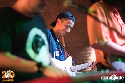 Phum Viphurit at 20Something Bar — photo 84