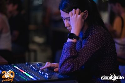 Phum Viphurit at 20Something Bar — photo 85