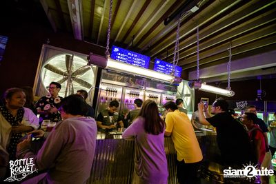 Grand Opening ที่ บ็อทเทิลร็อคเก็ต คราฟท์เบียร์บาร์ — photo 40