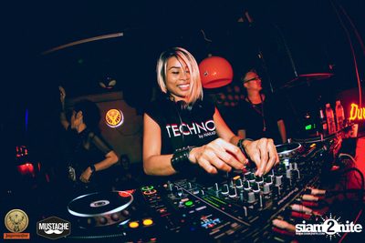 Jägermeister นำเสนอ Nakadia ที่ มุสตาช บาร์ — photo 80