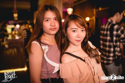 Ink Waruntorn ที่ บ็อทเทิลร็อคเก็ต คราฟท์เบียร์บาร์ — photo 13