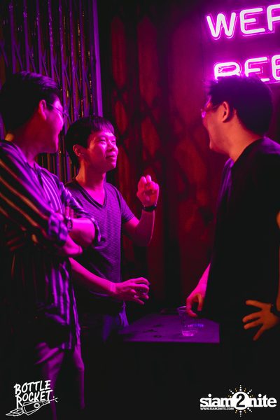 Ink Waruntorn ที่ บ็อทเทิลร็อคเก็ต คราฟท์เบียร์บาร์ — photo 23