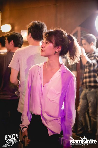 Ink Waruntorn ที่ บ็อทเทิลร็อคเก็ต คราฟท์เบียร์บาร์ — photo 42