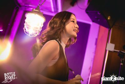 Ink Waruntorn ที่ บ็อทเทิลร็อคเก็ต คราฟท์เบียร์บาร์ — photo 88