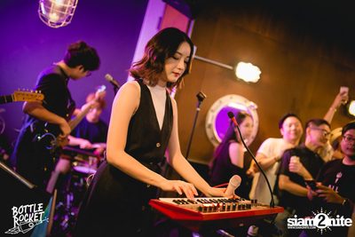 Ink Waruntorn ที่ บ็อทเทิลร็อคเก็ต คราฟท์เบียร์บาร์ — photo 93