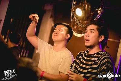 Ink Waruntorn ที่ บ็อทเทิลร็อคเก็ต คราฟท์เบียร์บาร์ — photo 96