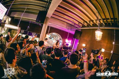 Ink Waruntorn ที่ บ็อทเทิลร็อคเก็ต คราฟท์เบียร์บาร์ — photo 99
