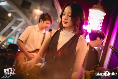 Ink Waruntorn ที่ บ็อทเทิลร็อคเก็ต คราฟท์เบียร์บาร์ — photo 100