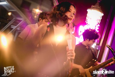 Ink Waruntorn ที่ บ็อทเทิลร็อคเก็ต คราฟท์เบียร์บาร์ — photo 104