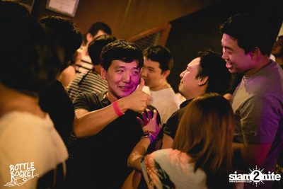 Ink Waruntorn ที่ บ็อทเทิลร็อคเก็ต คราฟท์เบียร์บาร์ — photo 111