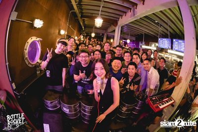 Ink Waruntorn ที่ บ็อทเทิลร็อคเก็ต คราฟท์เบียร์บาร์ — photo 125