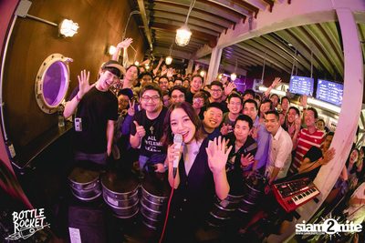 Ink Waruntorn ที่ บ็อทเทิลร็อคเก็ต คราฟท์เบียร์บาร์ — photo 126