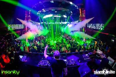 Japan Nights กับ DJ Rozavy ที่ Insanity Nightclub — photo 30