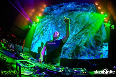 Japan Nights กับ DJ Rozavy ที่ Insanity Nightclub — photo 52
