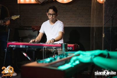Atom Chanakan at 20Something Bar — photo 28