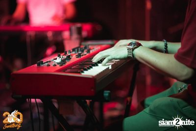 Atom Chanakan at 20Something Bar — photo 37