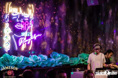 คืนวันศุกร์ ที่ เริงลลิล Retro Bar — photo 4