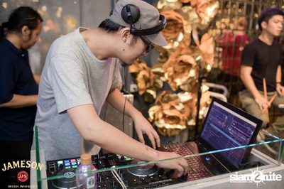 คืนวันศุกร์ ที่ เริงลลิล Retro Bar — photo 24