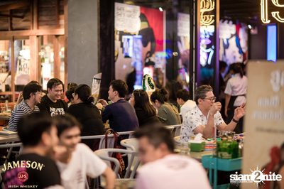 คืนวันศุกร์ ที่ เริงลลิล Retro Bar — photo 44