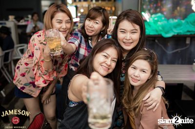 คืนวันศุกร์ ที่ เริงลลิล Retro Bar — photo 91
