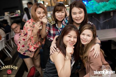 คืนวันศุกร์ ที่ เริงลลิล Retro Bar — photo 92