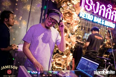 คืนวันศุกร์ ที่ เริงลลิล Retro Bar — photo 94