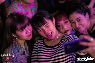 คืนวันศุกร์ ที่ เริงลลิล Retro Bar — photo 114