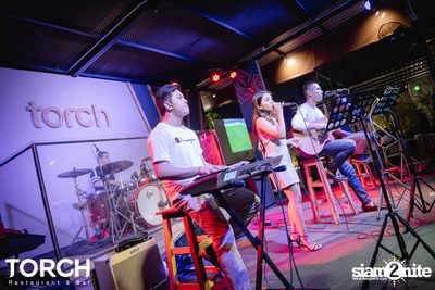 Atom Chanakan ที่ ทอร์ช เรสเตอร์รอง แอนด์ บาร์ — photo 39