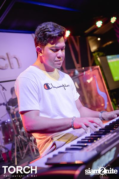 Atom Chanakan ที่ ทอร์ช เรสเตอร์รอง แอนด์ บาร์ — photo 40