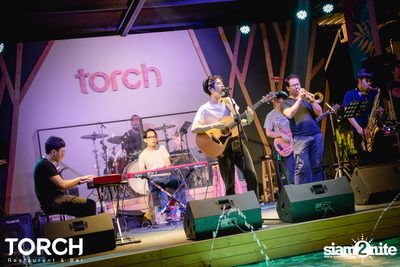 Atom Chanakan ที่ ทอร์ช เรสเตอร์รอง แอนด์ บาร์ — photo 95