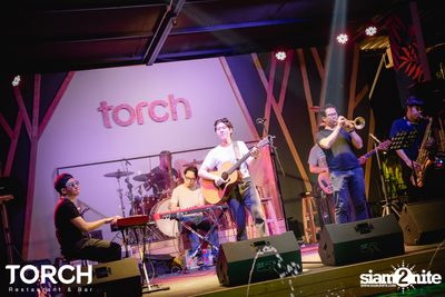 Atom Chanakan ที่ ทอร์ช เรสเตอร์รอง แอนด์ บาร์ — photo 96
