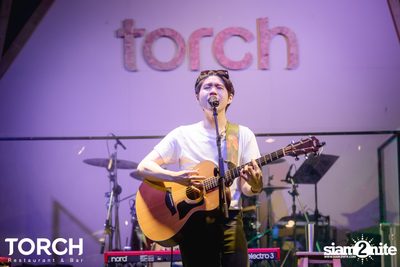 Atom Chanakan ที่ ทอร์ช เรสเตอร์รอง แอนด์ บาร์ — photo 122
