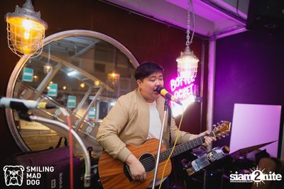 คอนเสิร์ต เอิ๊ต ภัทรวี ที่ร้าน Bottle Rocket Craft Beer Bar — photo 17
