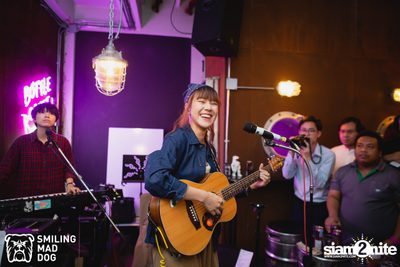 คอนเสิร์ต เอิ๊ต ภัทรวี ที่ร้าน Bottle Rocket Craft Beer Bar — photo 36