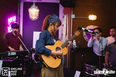 คอนเสิร์ต เอิ๊ต ภัทรวี ที่ร้าน Bottle Rocket Craft Beer Bar — photo 38