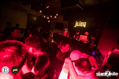 Fridays ที่ร้าน บีกิน บาร์, ถนนศรีนครินทร์ | Juicy — photo 88