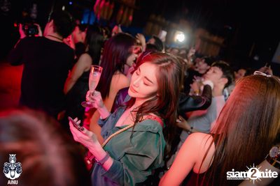 4th Anniversary with 2002 Ratree at AINU Bar — photo 169