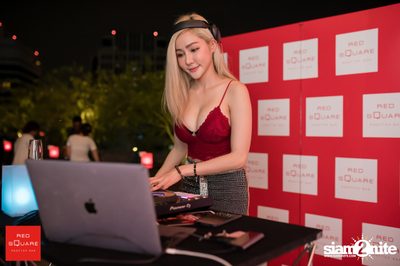 Lady in Red ที่ เรดสแควร์ รูฟท็อป บาร์ — photo 25