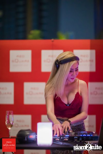 Lady in Red ที่ เรดสแควร์ รูฟท็อป บาร์ — photo 46