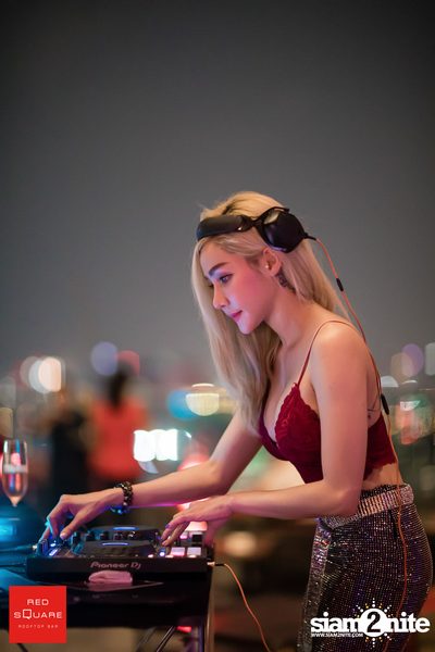Lady in Red ที่ เรดสแควร์ รูฟท็อป บาร์ — photo 50