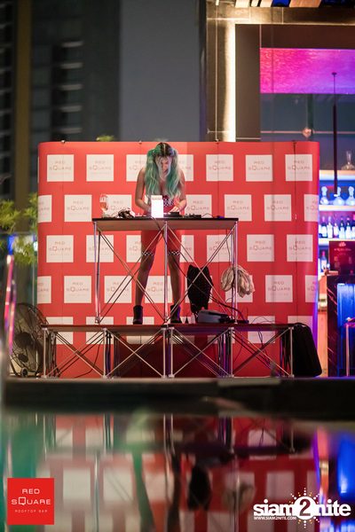 Lady in Red ที่ เรดสแควร์ รูฟท็อป บาร์ — photo 65