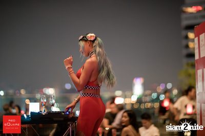 Lady in Red ที่ เรดสแควร์ รูฟท็อป บาร์ — photo 69