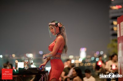 Lady in Red ที่ เรดสแควร์ รูฟท็อป บาร์ — photo 70